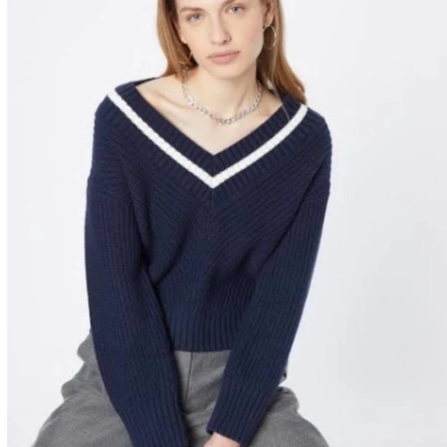 Abercrombie & Fitch Navy And White Striped V-Neck Chunky Sweater. Like New. Sm